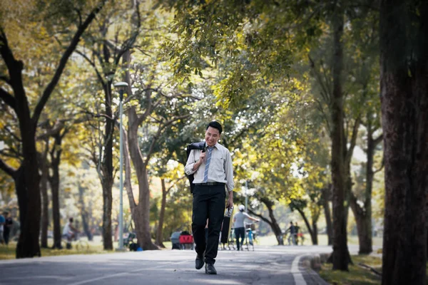 Jovem Empresário Asiático Rosto Feliz Ele Estava Andando Parque — Fotografia de Stock