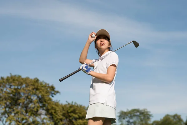 Feminino Golfistas Asiáticos Ficou Sol Quente Com Clubes Golfe — Fotografia de Stock