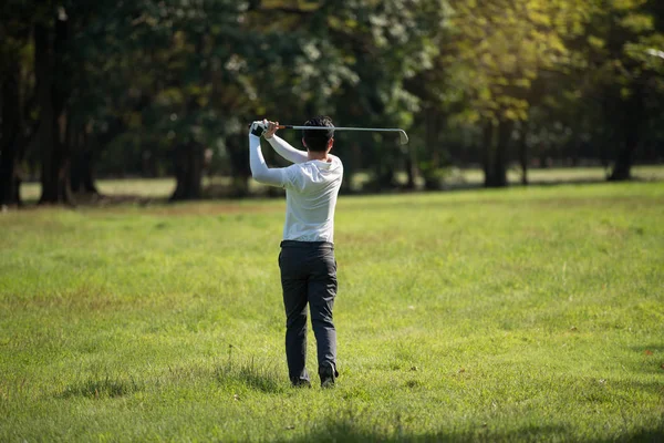 Golfiści Azji Człowiek Show Hit Zamiatanie Zielonym Trawniku — Zdjęcie stockowe