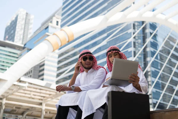 Due Giovani Uomini Affari Arabi Siedono Parlare Mentre Lavorano Con — Foto Stock