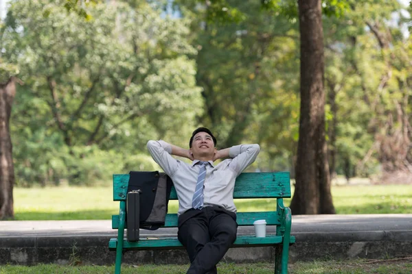 Homme Affaires Asiatique Relaxant Dans Parc Après Travail Profiter Ombre — Photo