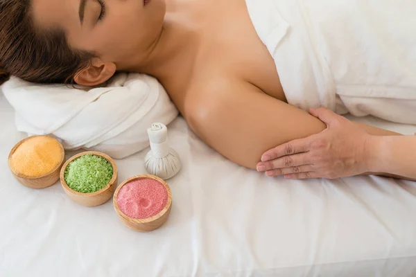 Asiatique Fille Relaxant Ayant Massage Des Bras Dans Salon Spa — Photo