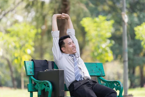 Ázsiai Üzletember Lazít Parkban Munka Után Élvezi Árnyékát Egy Napsütéses — Stock Fotó