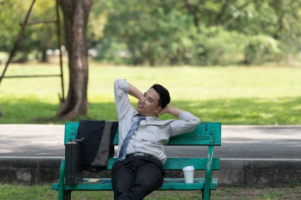 Ázsiai Üzletember Lazít Parkban Munka Után Élvezi Árnyékát Egy Napsütéses — Stock Fotó