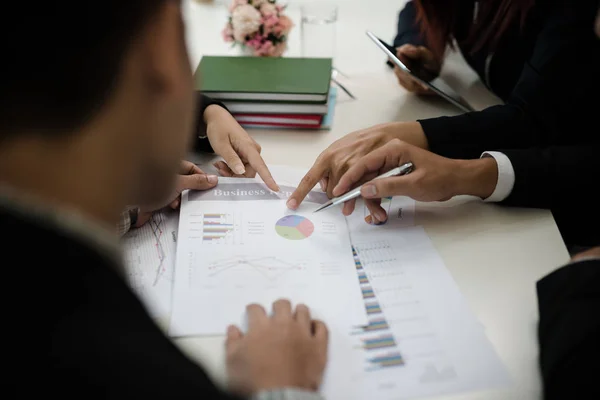 Bir grup iş erkek ve kadınların toplantı birlikte satış hedef pazarlama işiyle ilgili grafikleri görmek için. takım çalışması iş toplantısı, İşletme Finansı ve accounting.concept
