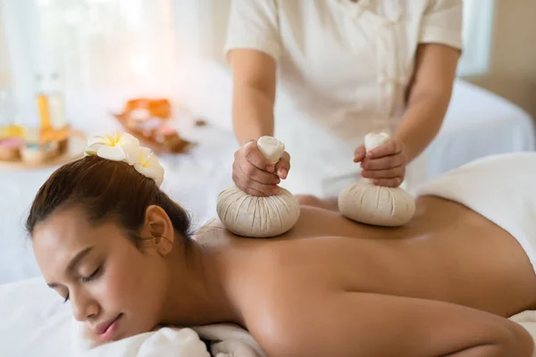 Jong Mooi Aziatisch Vrouw Ontspannen Spa Massage — Stockfoto