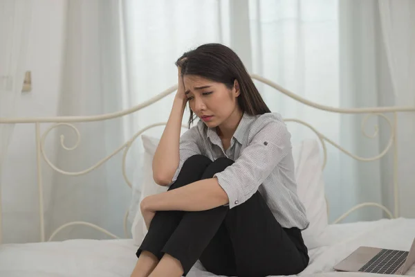 Joven Mujer Negocios Asiática Siente Estresada Preocupación Dolor Cabeza Triste —  Fotos de Stock