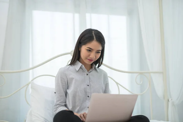 Asya Kız Mutlu Gülümseme Ile Bir Dizüstü Bilgisayar Çalışırken — Stok fotoğraf