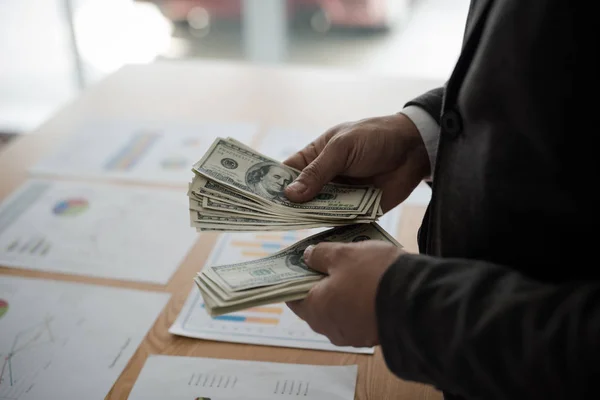 Jovem Empresário Asiático Contar Uma Nota Dólar Sua Mesa Conceito — Fotografia de Stock