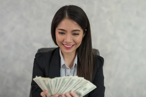 Asiática Mulher Negócios Segurando Dinheiro Mão Sorrindo Feliz Para Sucesso — Fotografia de Stock