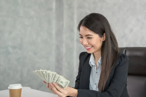 Asiatiska Affärskvinna Hålla Pengar Handen Och Ler Gärna Affärsframgångar — Stockfoto