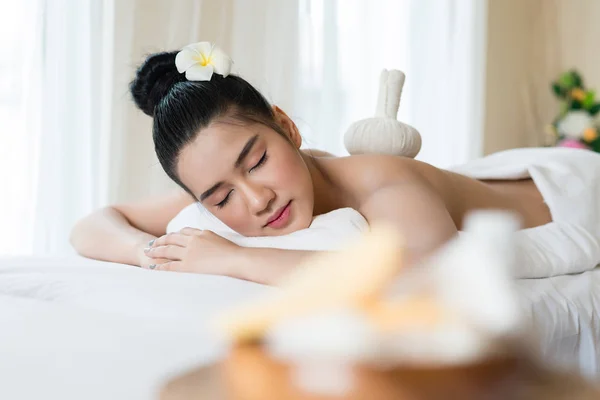 Jong Mooi Aziatisch Vrouw Ontspannen Spa Massage — Stockfoto