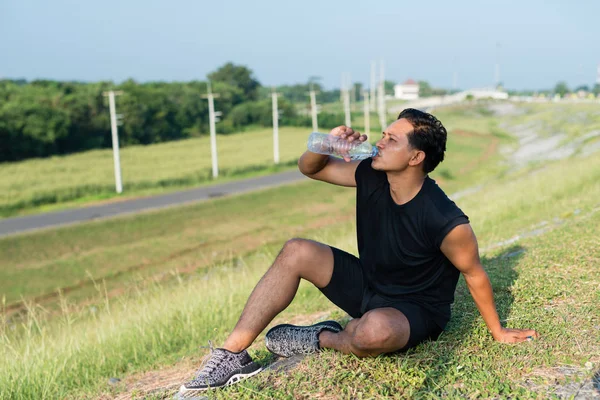 Jovens Asiáticos Sentam Bebendo Água Depois Correr Manhã Conceito Saúde — Fotografia de Stock