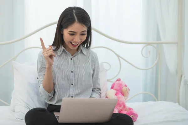 Asya Kız Mutlu Gülümseme Ile Bir Dizüstü Bilgisayar Çalışırken — Stok fotoğraf