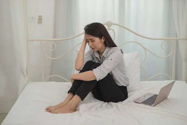 Joven Mujer Negocios Asiática Siente Estresada Preocupación Dolor Cabeza Triste —  Fotos de Stock