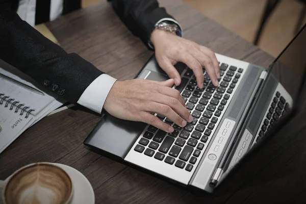 Genç Asyalı işadamı bir kafede bir dizüstü bilgisayar ile çalışma. Üstten görünüm