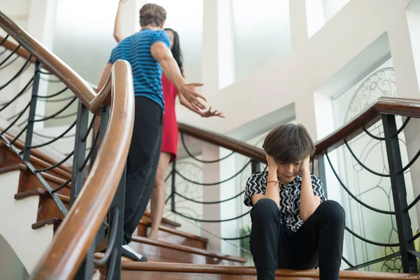 Garçon Est Assis Dans Les Escaliers Maison Les Parents Disputent — Photo