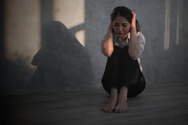 Jonge Aziatische Zakenvrouw Voelt Zich Gestrest Zorgen Hoofdpijn Verdrietig Huilen — Stockfoto