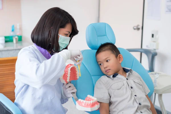 Azjatycka Dentystka Rozmawiająca Myjką Zębów Właściwie Wyjaśniła Chłopcom Słuchali Jej — Zdjęcie stockowe