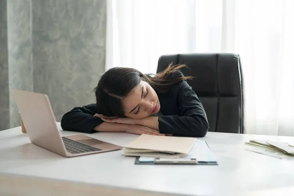 Asiática Joven Chica Negocios Durmiendo Escritorio Frente Ordenador Portátil Oficina — Foto de Stock