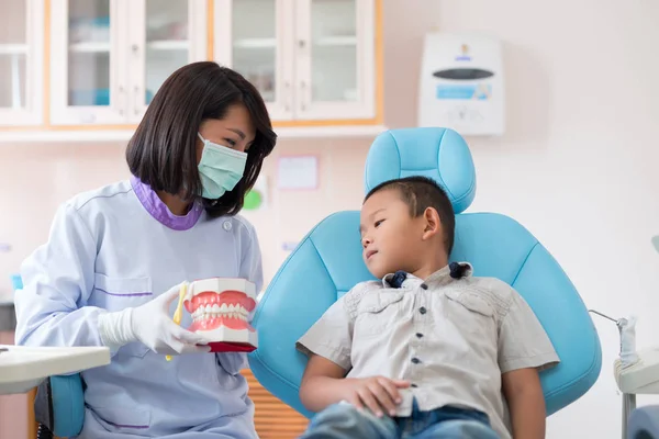 Azjatycka Dentystka Rozmawiająca Myjką Zębów Właściwie Wyjaśniła Chłopcom Słuchali Jej — Zdjęcie stockowe