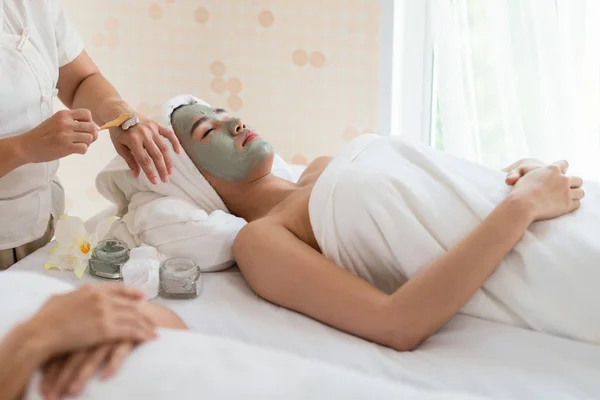 Female Therapist Doing Facial Spa Treatment Add Moisture Skin Asian — Stock Photo, Image