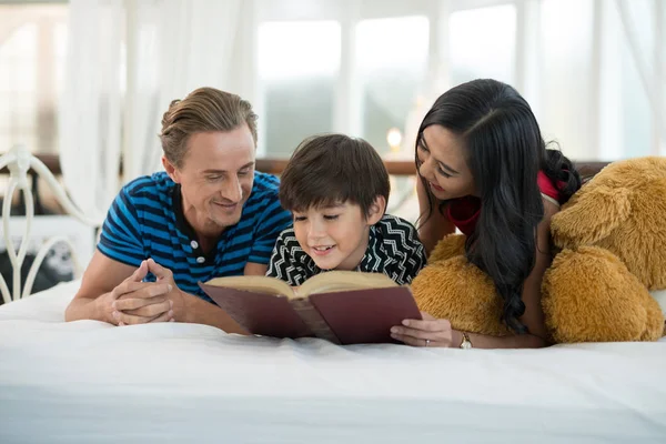 Papa Maman Regardant Mon Fils Lire Livre Est Sur Lit — Photo