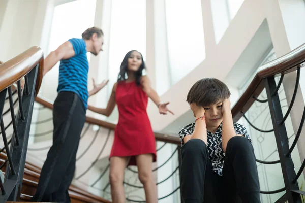 Garçon Est Assis Dans Les Escaliers Maison Les Parents Disputent — Photo