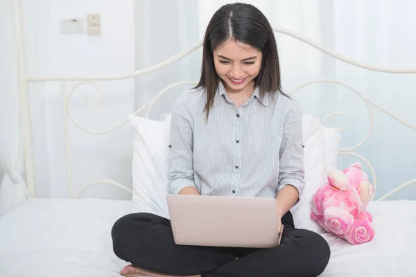 Aziatische Business Meisje Gelukkig Glimlach Tijdens Het Werken Met Een — Stockfoto