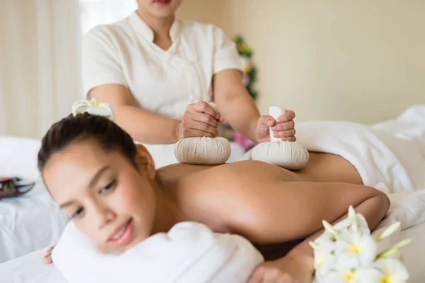 Mladý Krásný Asijské Žena Relaxační Spa Masáž — Stock fotografie