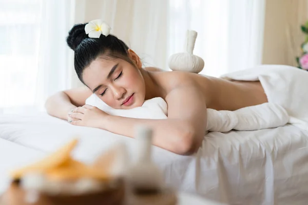 Compress Geplaatst Rug Van Een Aziatisch Meisje Een Spa Massage — Stockfoto