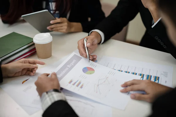 İşadamları Grup hesap finansal raporlama, grafiklerle, grafikler hesaplanan yazılır. İş finans ve muhasebe ve Online pazarlama kavramı