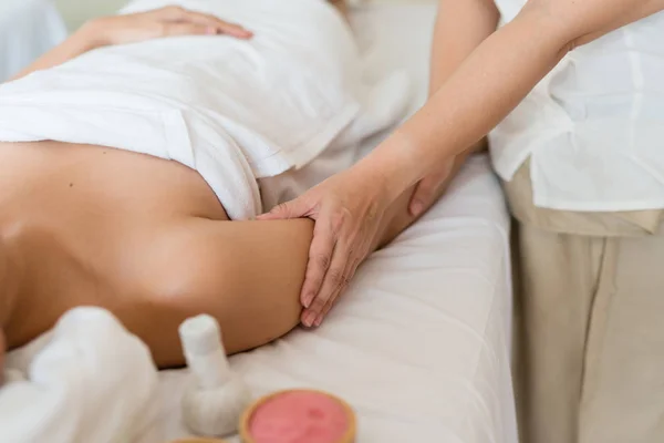 Aziatisch Meisje Ontspannen Met Arm Massage Een Spa Salon Close — Stockfoto