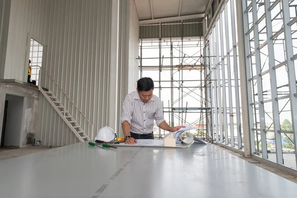 Erkek mühendisler bina inşaat izle modelini duruyorsun