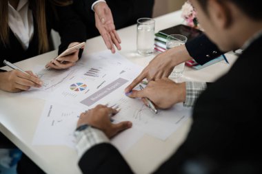 Grafik için işadamı noktasının el. Rapor, pazarlama, satış, hedef hakkında konferans oda mesaj birlikte tartışmaya finans ve muhasebe kavramı.