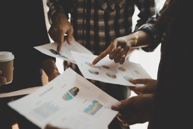 Grafik için işadamı noktasının el. Rapor, pazarlama, satış, hedef hakkında konferans oda mesaj birlikte tartışmaya finans ve muhasebe kavramı.