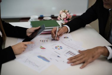 Grafik için işadamı noktasının el. Rapor, pazarlama, satış, hedef hakkında konferans oda mesaj birlikte tartışmaya finans ve muhasebe kavramı.