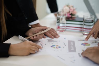 Grafik için işadamı noktasının el. Rapor, pazarlama, satış, hedef hakkında konferans oda mesaj birlikte tartışmaya finans ve muhasebe kavramı.