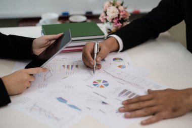 Grafik için işadamı noktasının el. Rapor, pazarlama, satış, hedef hakkında konferans oda mesaj birlikte tartışmaya finans ve muhasebe kavramı.