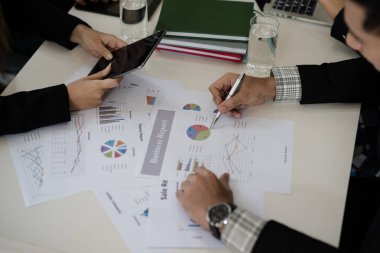 Grafik için işadamı noktasının el. Rapor, pazarlama, satış, hedef hakkında konferans oda mesaj birlikte tartışmaya finans ve muhasebe kavramı.