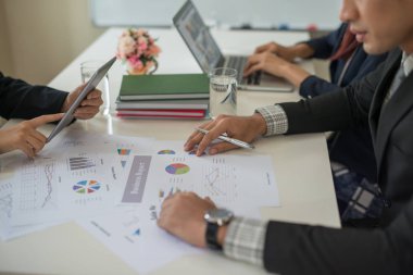 Grafik için işadamı noktasının el. Rapor, pazarlama, satış, hedef hakkında konferans oda mesaj birlikte tartışmaya finans ve muhasebe kavramı.