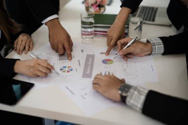 Grafik için işadamı noktasının el. Rapor, pazarlama, satış, hedef hakkında konferans oda mesaj birlikte tartışmaya finans ve muhasebe kavramı.