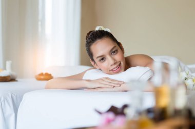 Genç güzel Asyalı kadın gülümseme rahatlatıcı Spa