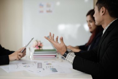 Elin işadamı iş hakkında konuşmak var. birlikte rapor, satış, pazarlama, kavramı hakkında konferans oda mesaj tartışıyor