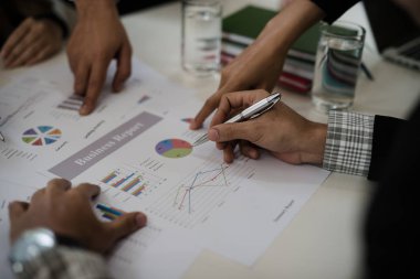 Grafik için işadamı noktasının el. Rapor, pazarlama, satış, hedef hakkında konferans oda mesaj birlikte tartışmaya finans ve muhasebe kavramı.