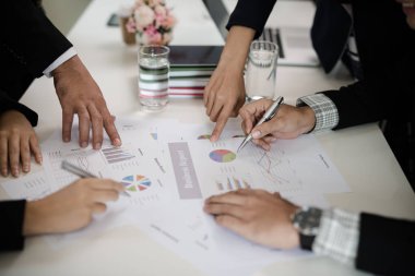 Grafik için işadamı noktasının el. Rapor, pazarlama, satış, hedef hakkında konferans oda mesaj birlikte tartışmaya finans ve muhasebe kavramı.