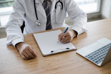 Doktorun elinde bir masada yazıyoruz.