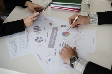 Grafik için işadamı noktasının el. Rapor, pazarlama, satış, hedef hakkında konferans oda mesaj birlikte tartışmaya finans ve muhasebe kavramı.