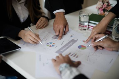 Grafik için işadamı noktasının el. Rapor, pazarlama, satış, hedef hakkında konferans oda mesaj birlikte tartışmaya finans ve muhasebe kavramı.