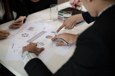 Grafik için işadamı noktasının el. Rapor, pazarlama, satış, hedef hakkında konferans oda mesaj birlikte tartışmaya finans ve muhasebe kavramı.